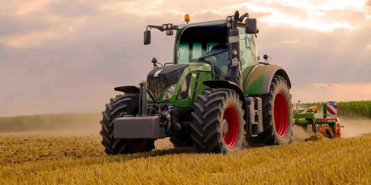 um trator verde em um campo aberto